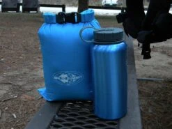 Mountain Hardwear Phantom 32° -Sierra Designs Shop MH Phantom 32 next to 1 Liter water bottle